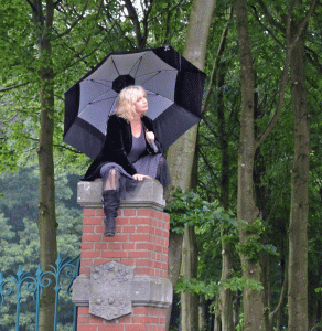 Diet Gerritsen, zangeres met paraplu